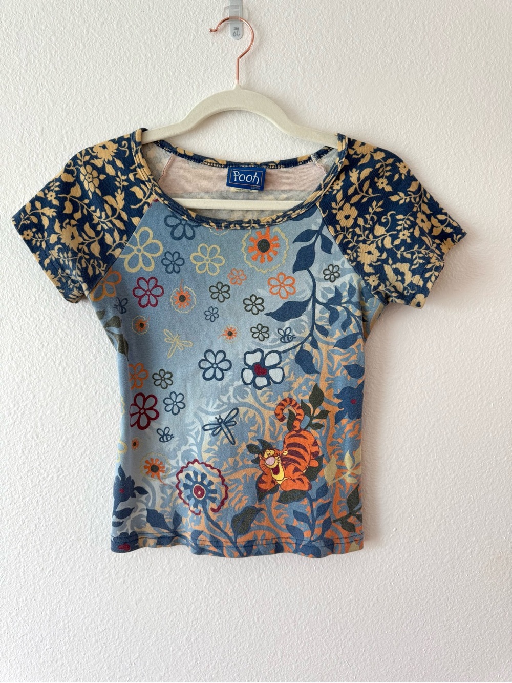 Vintage Y2K Disney Winnie the Pooh “Tigger” Floral Tee Shirt